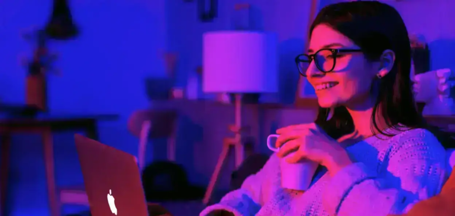 Chica trabajando en su laptop