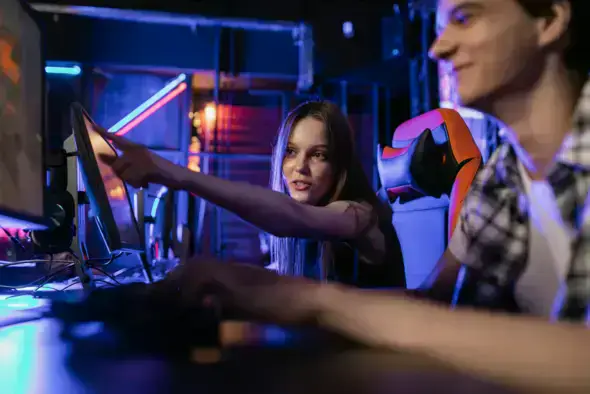 Chicos jugando en una computadora